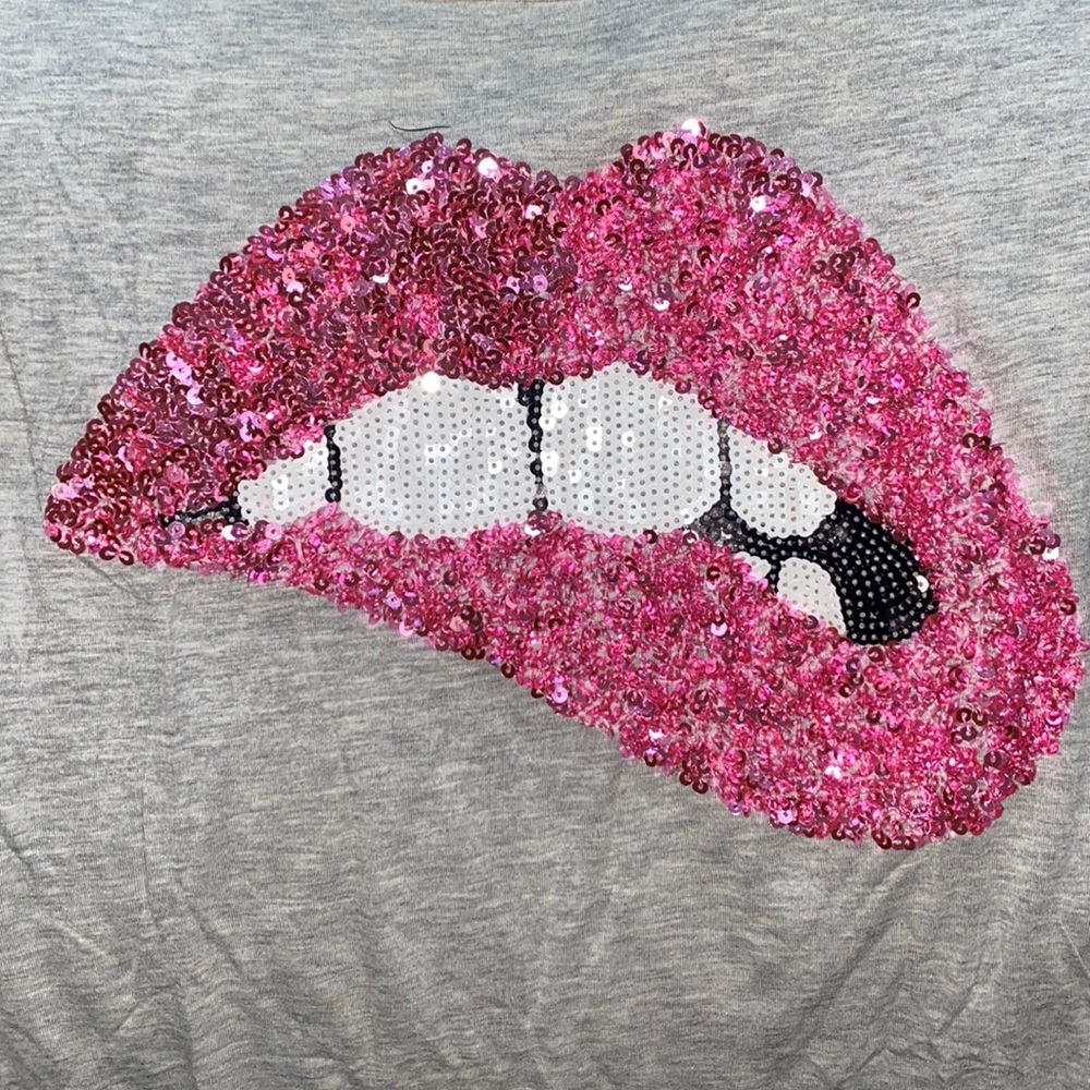 H&M lips flowing top